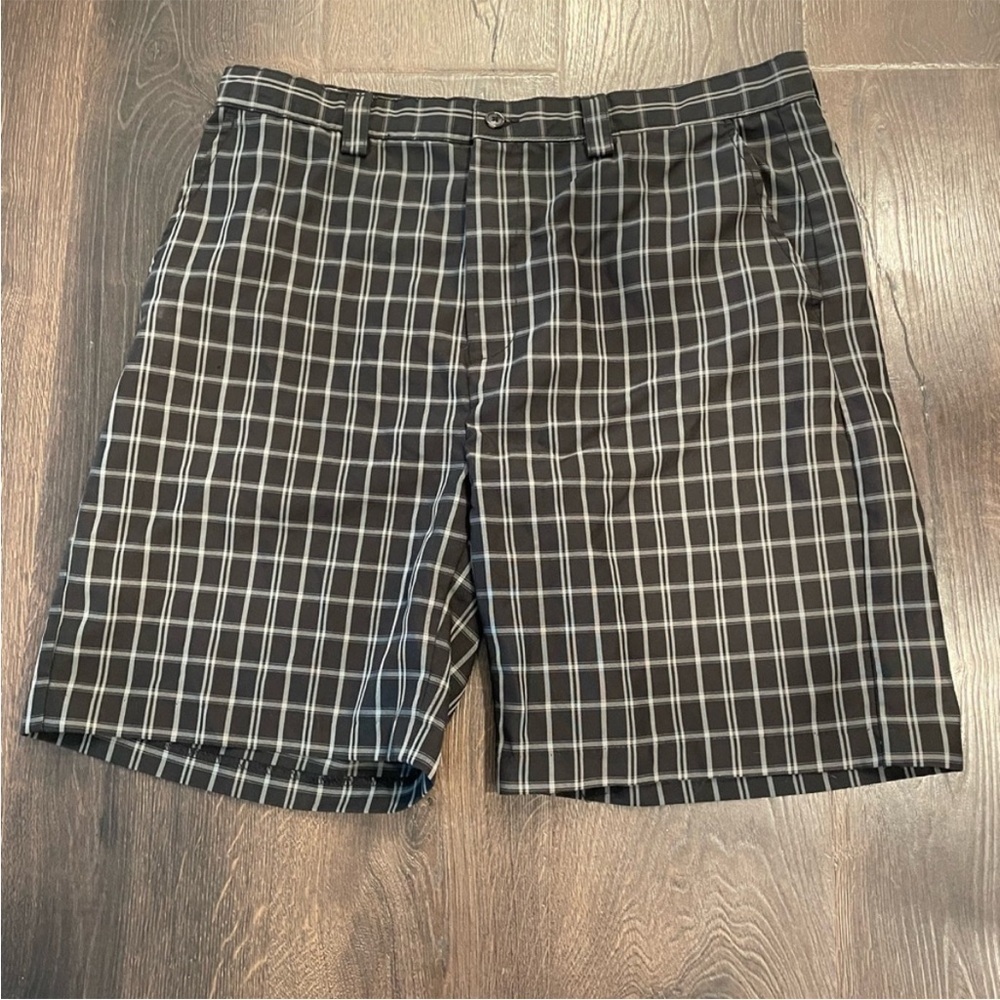 Izod Black and White Flat Front Golf Shorts Classic Design
